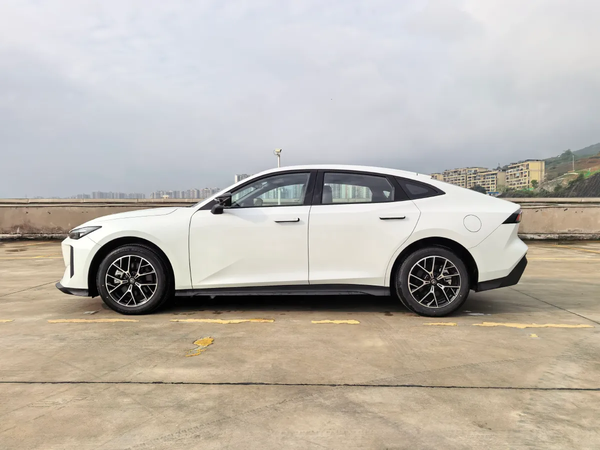 2024 ChangAn UNI-V iDD 1.5L 110HP L4 E-CVT PHEV 18.99KWH,autocango,china used car exporter,china ev exporter,chinese used car exporter,chinese used ev exporter