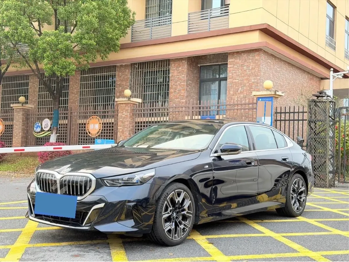 2024 BMW 5 Series 2.0T 258HP L4 8AT,autocango,china used car exporter,china ev exporter,chinese used car exporter,chinese used ev exporter