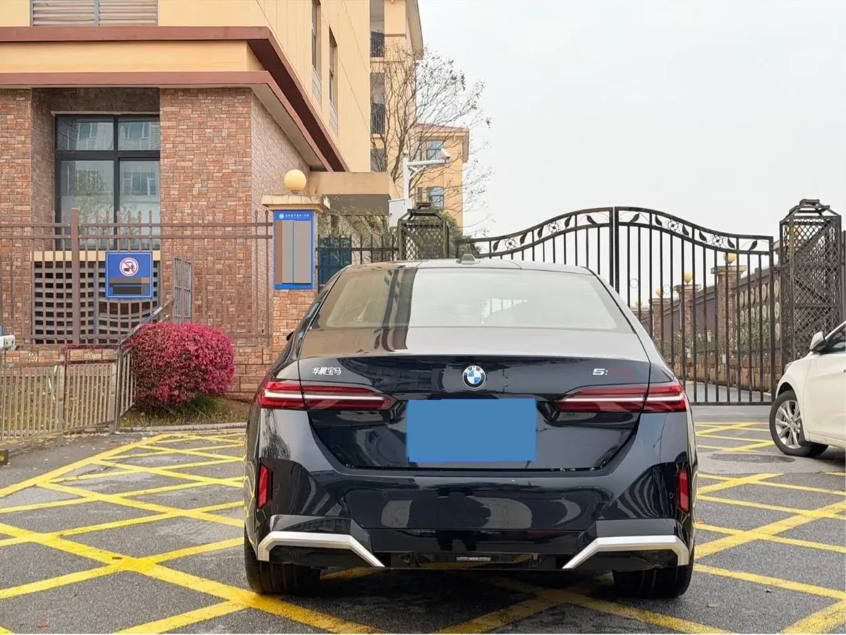 2024 BMW 5 Series 2.0T 258HP L4 8AT,autocango,china used car exporter,china ev exporter,chinese used car exporter,chinese used ev exporter