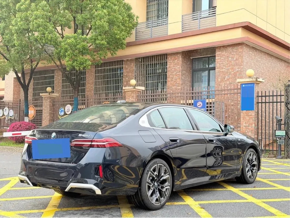 2024 BMW 5 Series 2.0T 258HP L4 8AT,autocango,china used car exporter,china ev exporter,chinese used car exporter,chinese used ev exporter