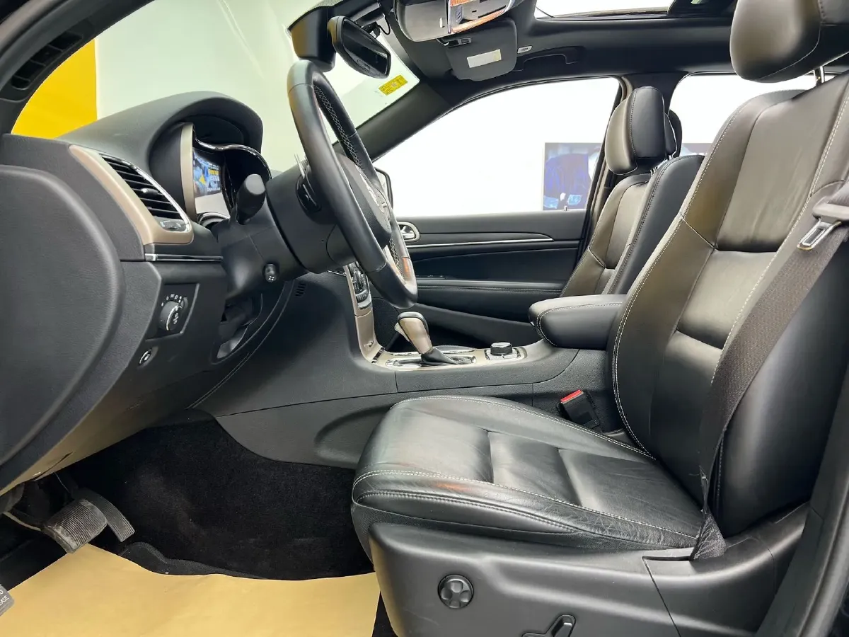 2016 Jeep Grand Cherokee 3.0L 234HP V6 8AT,autocango,china used car exporter,china ev exporter,chinese used car exporter,chinese used ev exporter