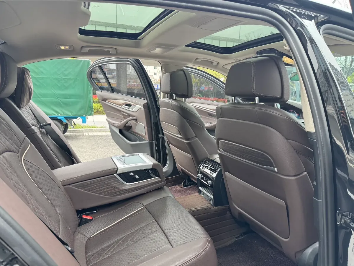 2021 BMW 5 Series 2.0T 252HP L4 8AT,autocango,china used car exporter,china ev exporter,chinese used car exporter,chinese used ev exporter