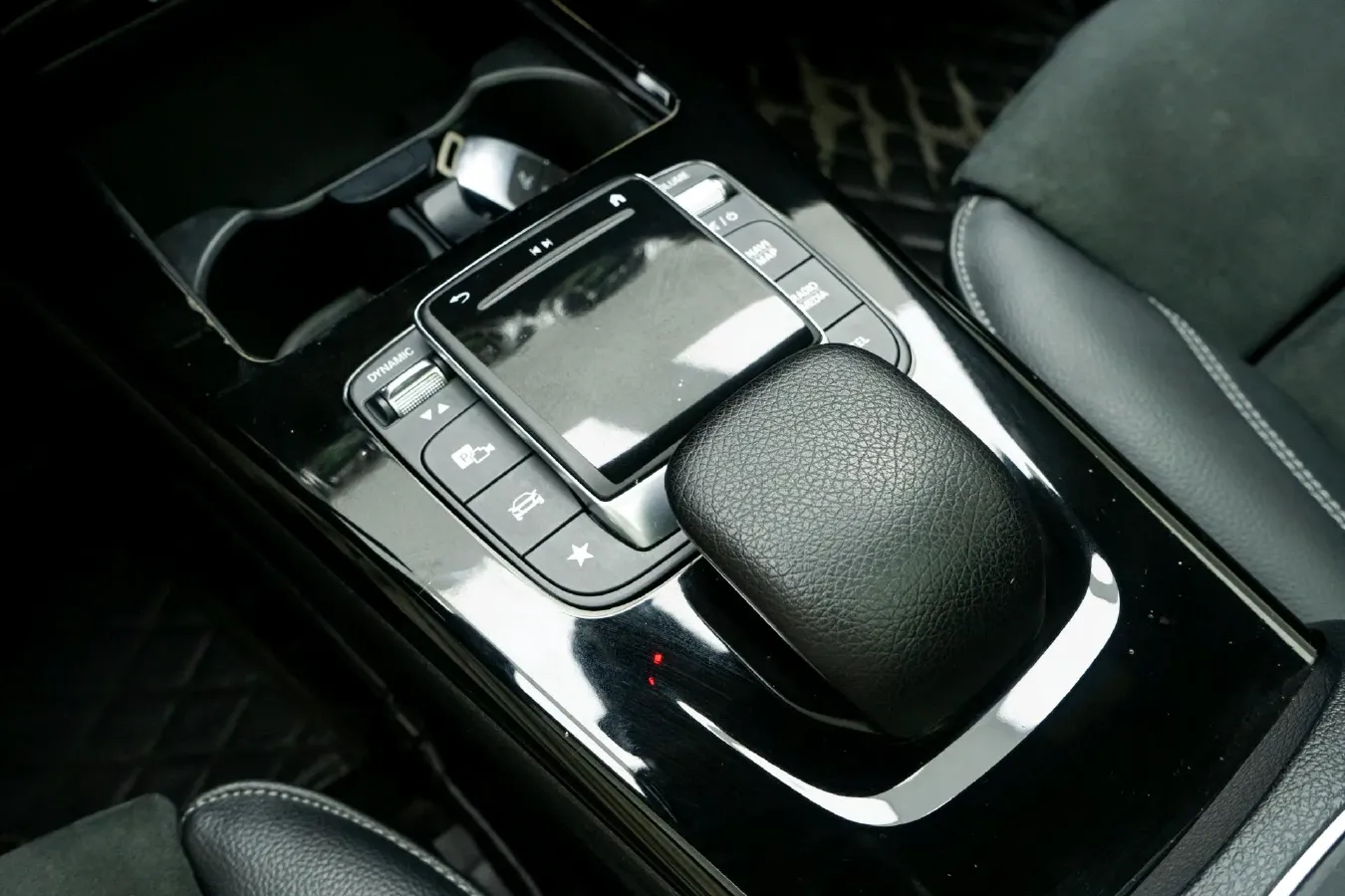 2020 Mercedes-Benz A Class 1.3T 163HP L4 7DCT,autocango,china used car exporter,china ev exporter,chinese used car exporter,chinese used ev exporter