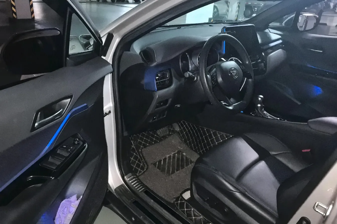 2018 Toyota C-HR 2.0L 171HP L4 CVT,autocango,china used car exporter,china ev exporter,chinese used car exporter,chinese used ev exporter