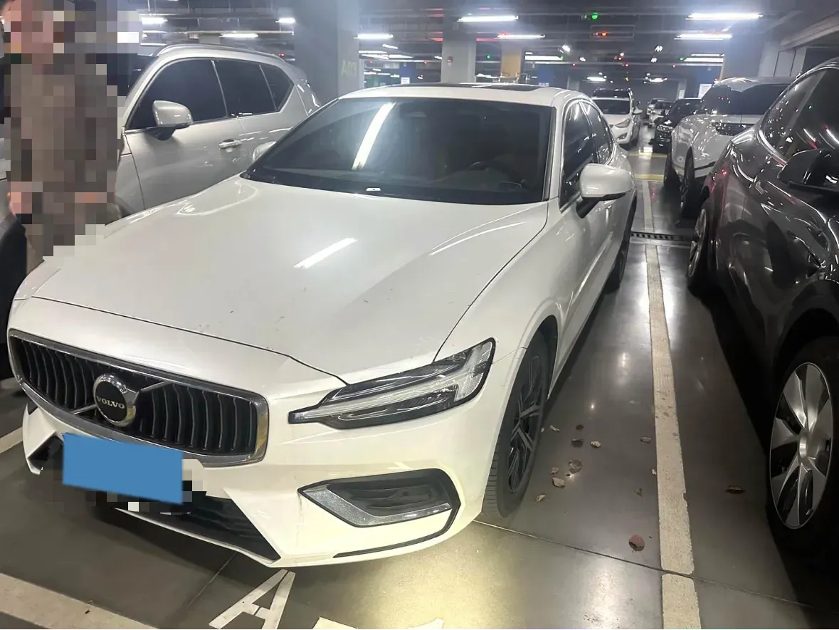 2023 Volvo S60 2.0T 197HP L4 7DCT,autocango,china used car exporter,china ev exporter,chinese used car exporter,chinese used ev exporter