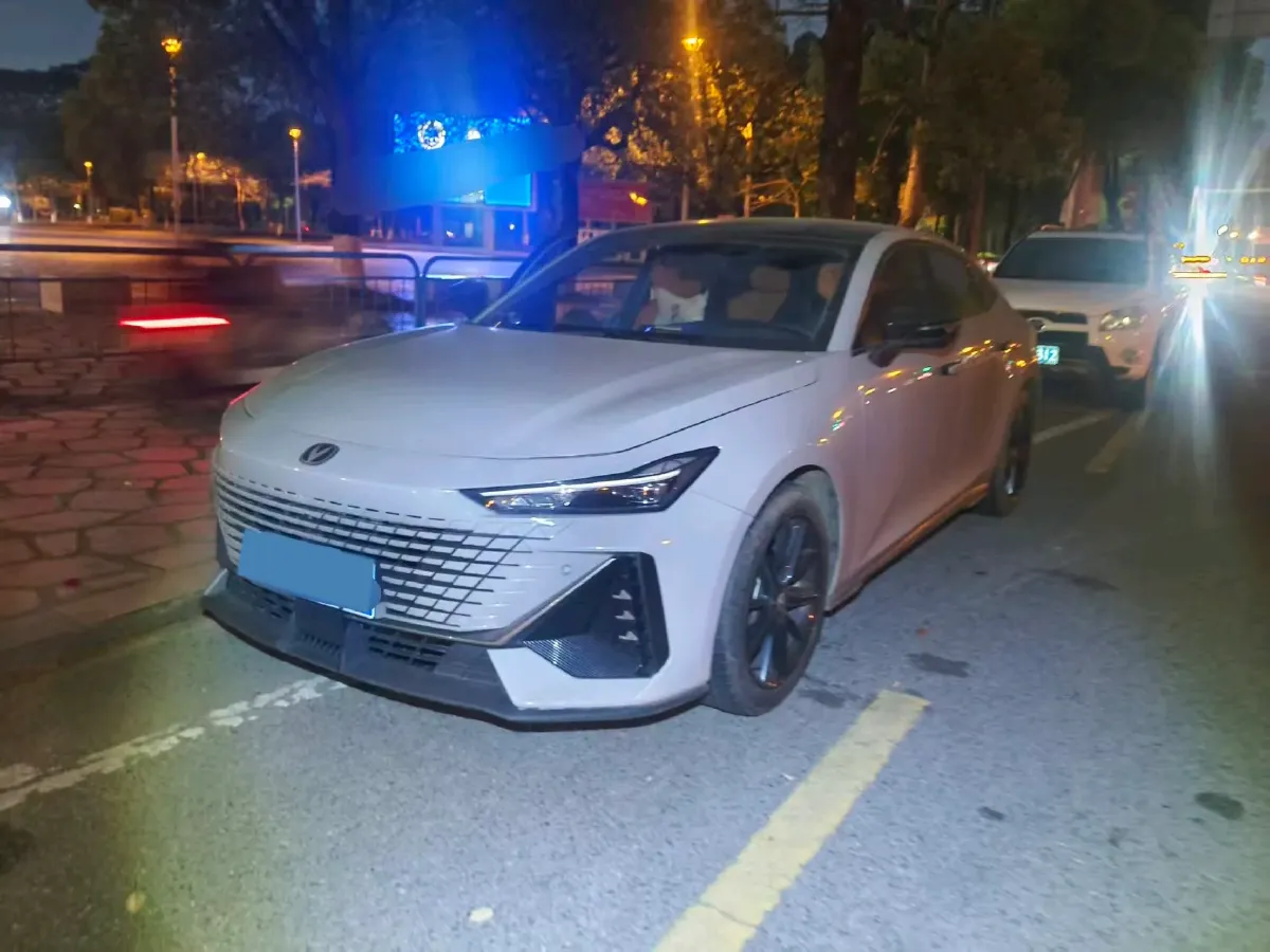 2022 ChangAn UNI-V 1.5T 188HP L4 7DCT,autocango,china used car exporter,china ev exporter,chinese used car exporter,chinese used ev exporter