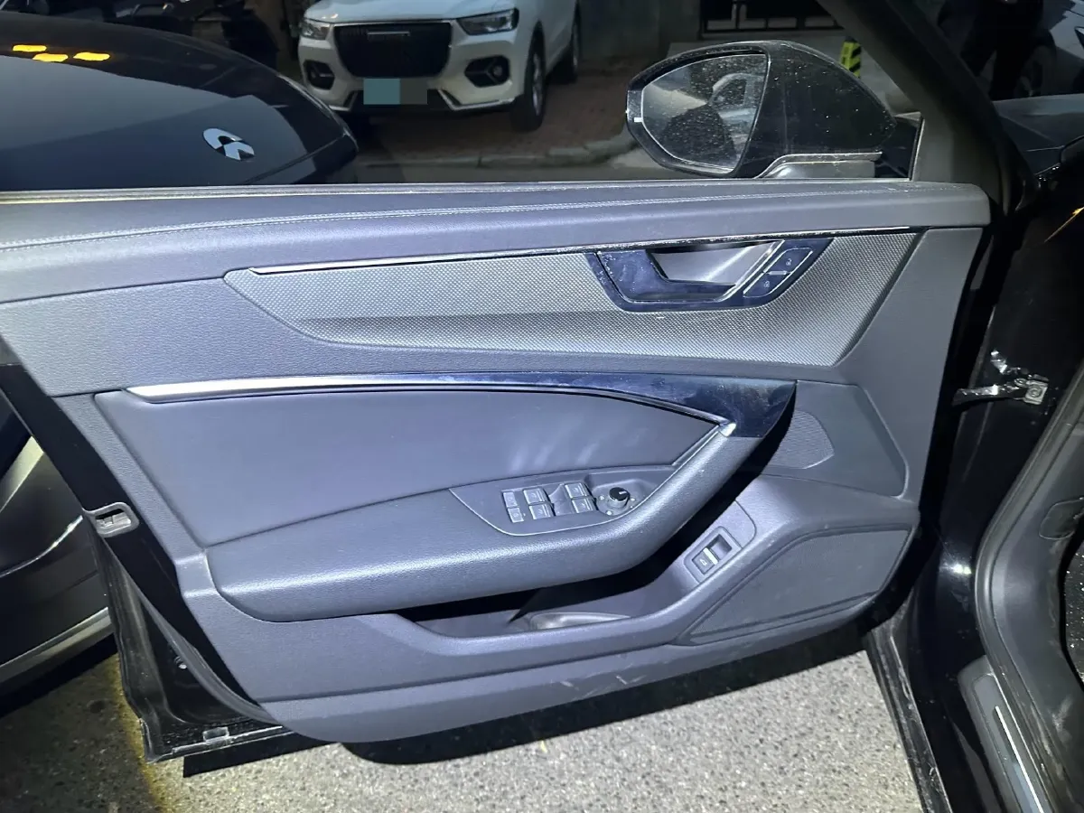 2023 Audi A6L 2.0T 245HP L4 7DCT,autocango,china used car exporter,china ev exporter,chinese used car exporter,chinese used ev exporter