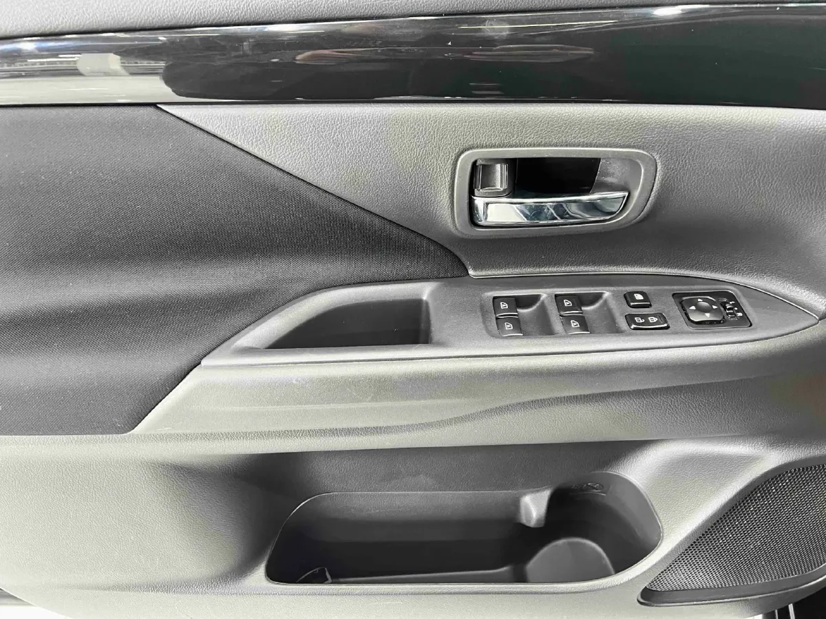 2021 Mitsubishi Outlander 2.0L 166HP L4 CVT,autocango,china used car exporter,china ev exporter,chinese used car exporter,chinese used ev exporter