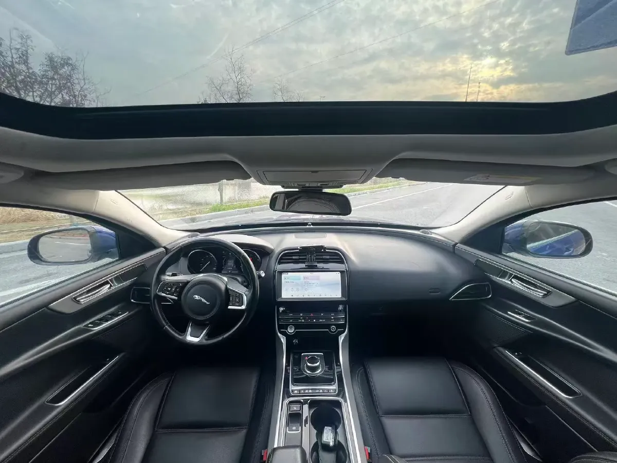 2019 Jeep Cherokee 2.0T 265HP L4 9AT,autocango,china used car exporter,china ev exporter,chinese used car exporter,chinese used ev exporter