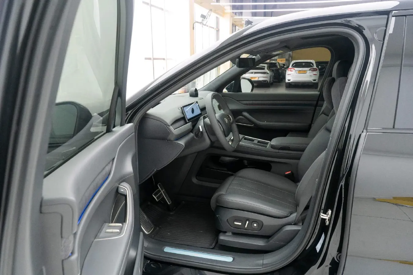 2024 Porsche Macan All-Electric BEV 100KWH,autocango,china used car exporter,china ev exporter,chinese used car exporter,chinese used ev exporter