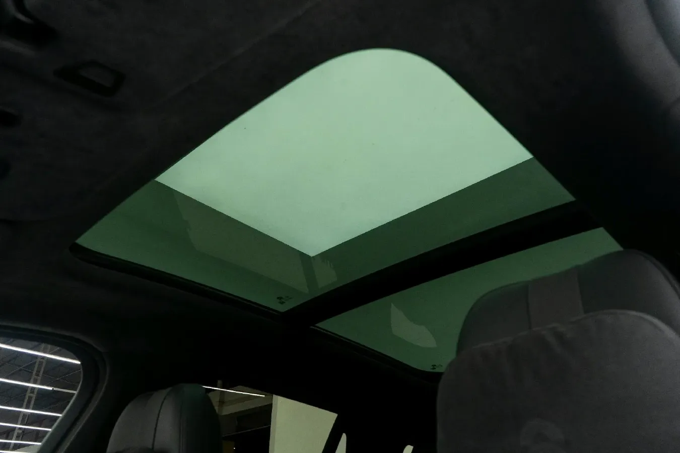 2024 Porsche Macan All-Electric BEV 100KWH,autocango,china used car exporter,china ev exporter,chinese used car exporter,chinese used ev exporter