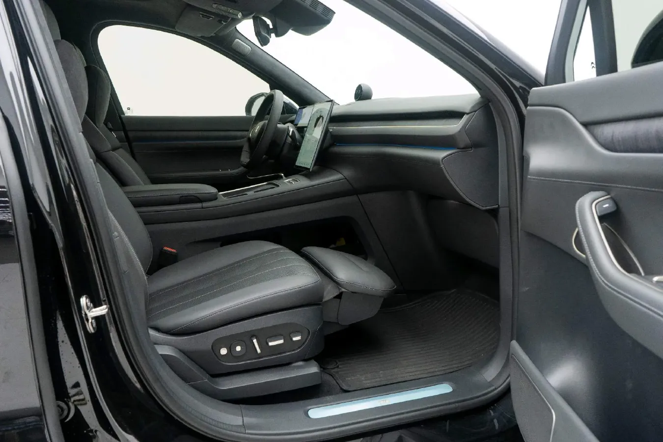 2024 Porsche Macan All-Electric BEV 100KWH,autocango,china used car exporter,china ev exporter,chinese used car exporter,chinese used ev exporter