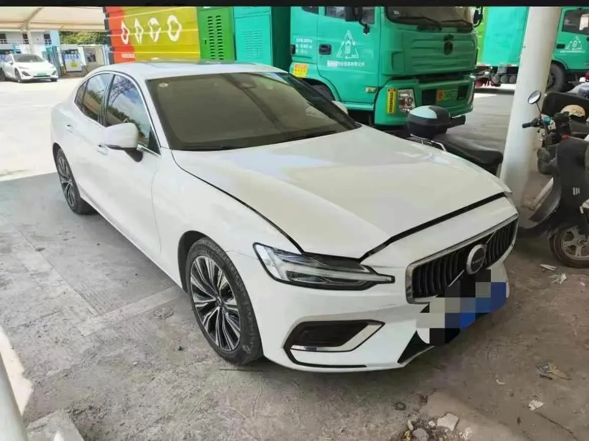 2023 Volvo S60 2.0T 197HP L4 7DCT,autocango,china used car exporter,china ev exporter,chinese used car exporter,chinese used ev exporter