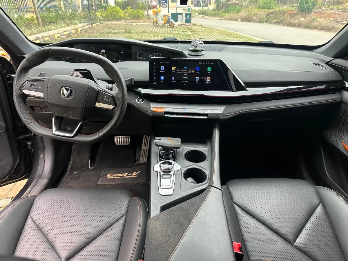 2022 ChangAn UNI-V 1.5T 188HP L4 7DCT,autocango,china used car exporter,china ev exporter,chinese used car exporter,chinese used ev exporter