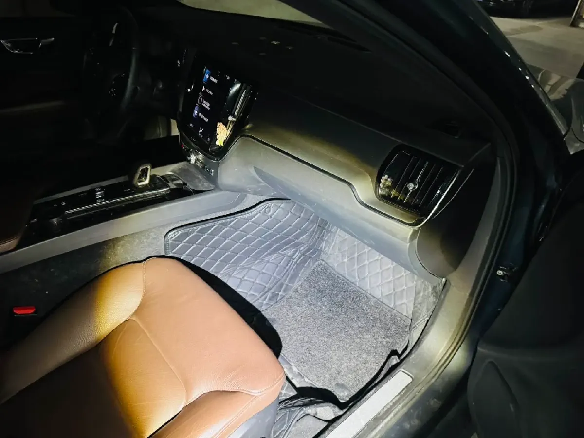 2022 Volvo S60 2.0T 197HP L4 8AT,autocango,china used car exporter,china ev exporter,chinese used car exporter,chinese used ev exporter