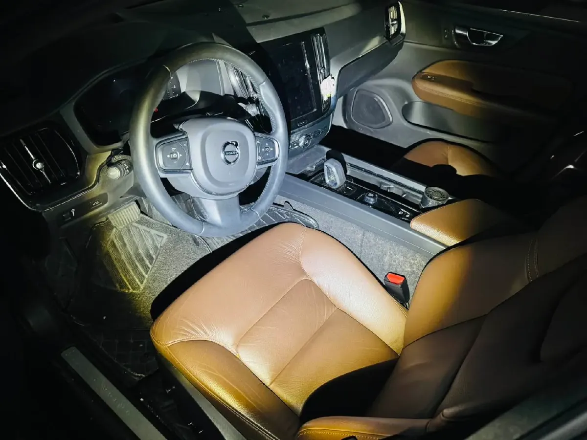 2022 Volvo S60 2.0T 197HP L4 8AT,autocango,china used car exporter,china ev exporter,chinese used car exporter,chinese used ev exporter