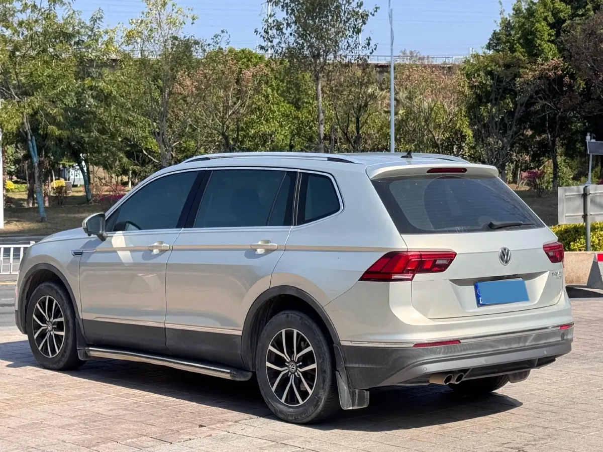 2018 Volkswagen Tiguan L 2.0T 186HP L4 7DCT,autocango,china used car exporter,china ev exporter,chinese used car exporter,chinese used ev exporter