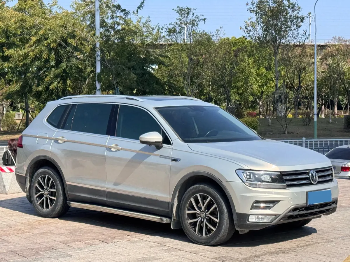 2018 Volkswagen Tiguan L 2.0T 186HP L4 7DCT,autocango,china used car exporter,china ev exporter,chinese used car exporter,chinese used ev exporter