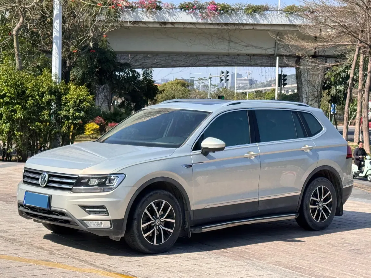 2018 Volkswagen Tiguan L 2.0T 186HP L4 7DCT,autocango,china used car exporter,china ev exporter,chinese used car exporter,chinese used ev exporter