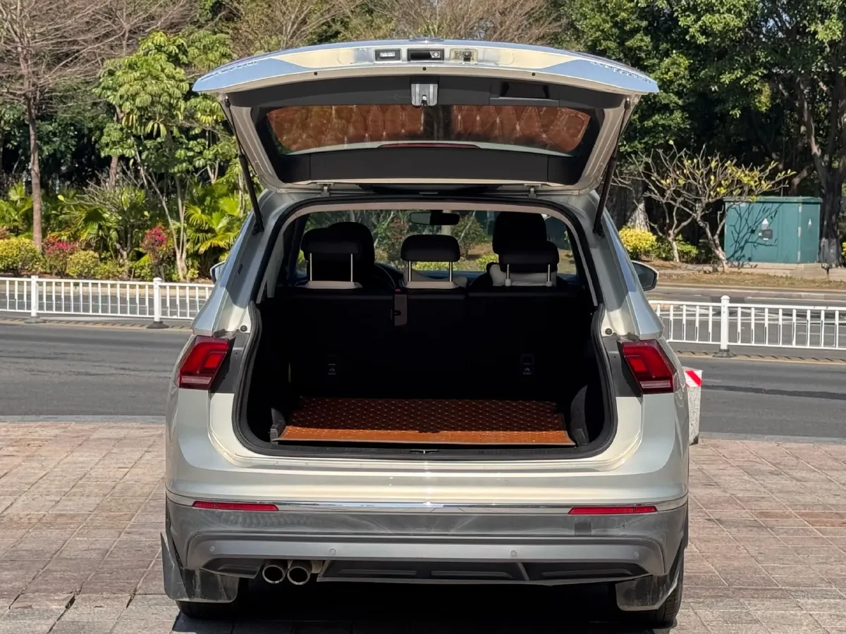 2018 Volkswagen Tiguan L 2.0T 186HP L4 7DCT,autocango,china used car exporter,china ev exporter,chinese used car exporter,chinese used ev exporter