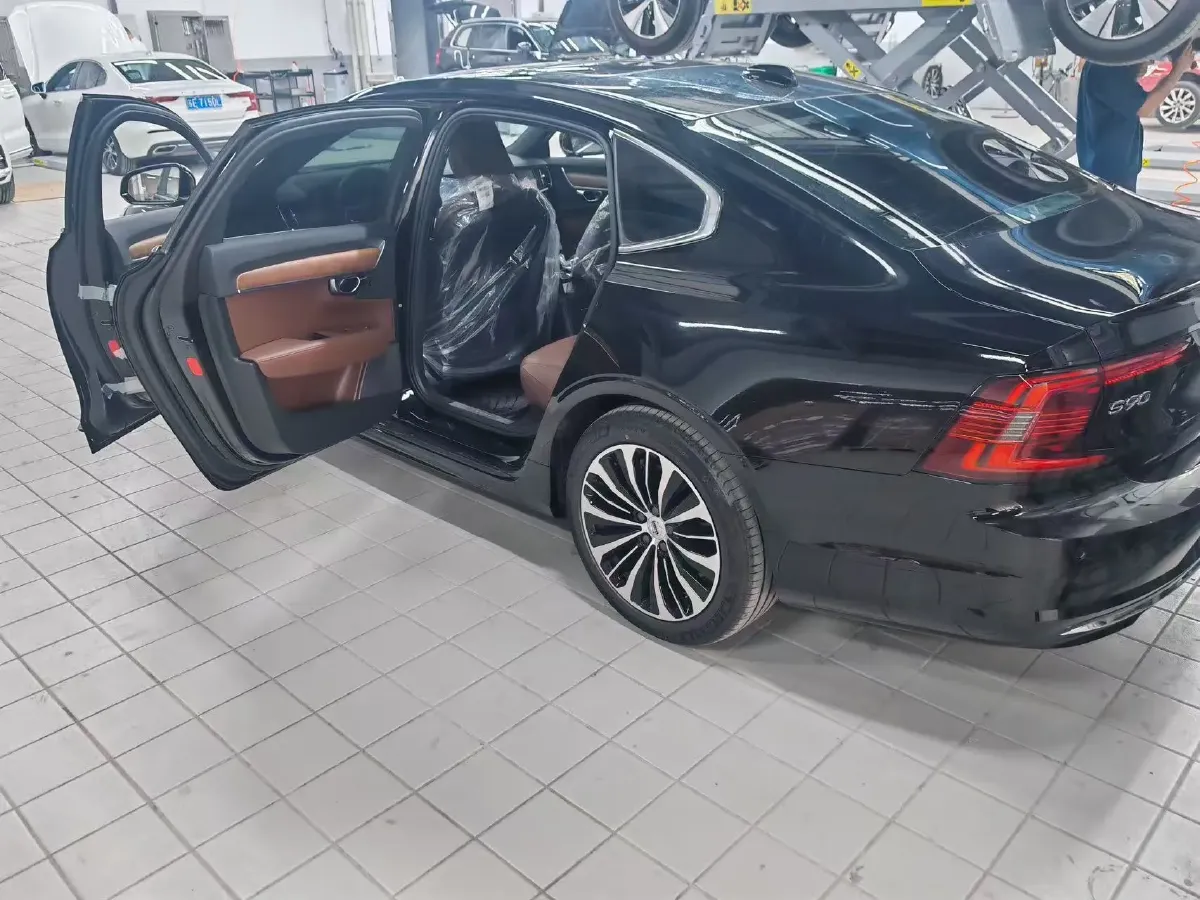 2025 Volvo S90 PHEV 2.0T 310HP L4 8AT PHEV 18.831KWH,autocango,china used car exporter,china ev exporter,chinese used car exporter,chinese used ev exporter