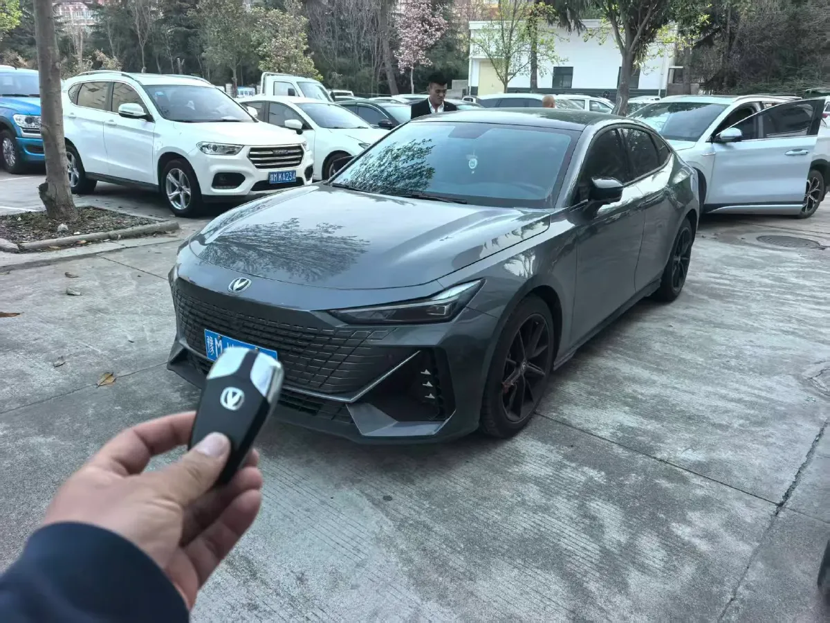 2022 ChangAn UNI-V 1.5T 188HP L4 7DCT,autocango,china used car exporter,china ev exporter,chinese used car exporter,chinese used ev exporter