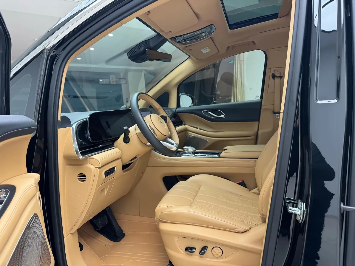 2024 Voyah Dream 1.5T 150HP L4 PHEV 43KWH,autocango,china used car exporter,china ev exporter,chinese used car exporter,chinese used ev exporter