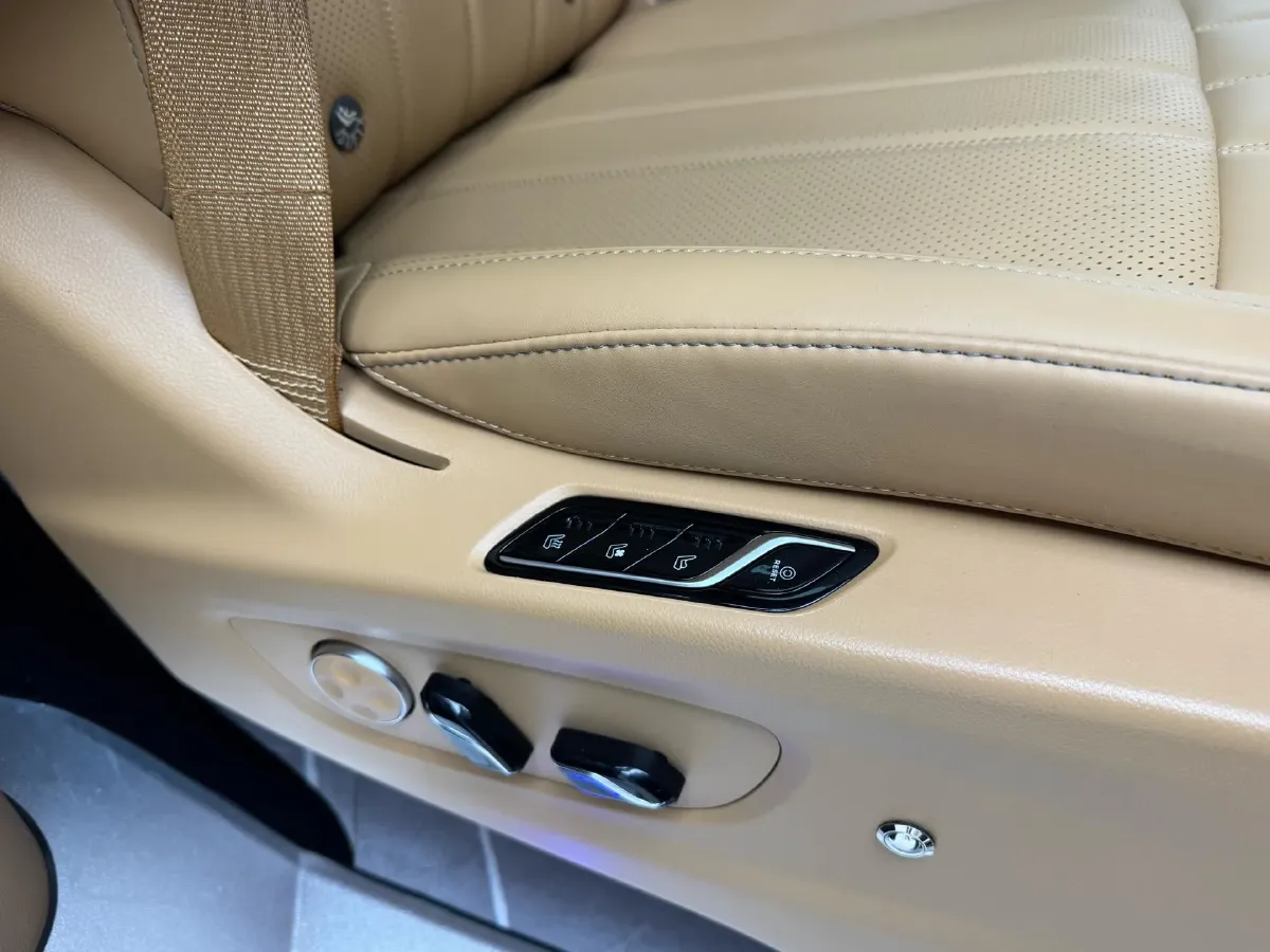 2024 Voyah Dream 1.5T 150HP L4 PHEV 43KWH,autocango,china used car exporter,china ev exporter,chinese used car exporter,chinese used ev exporter