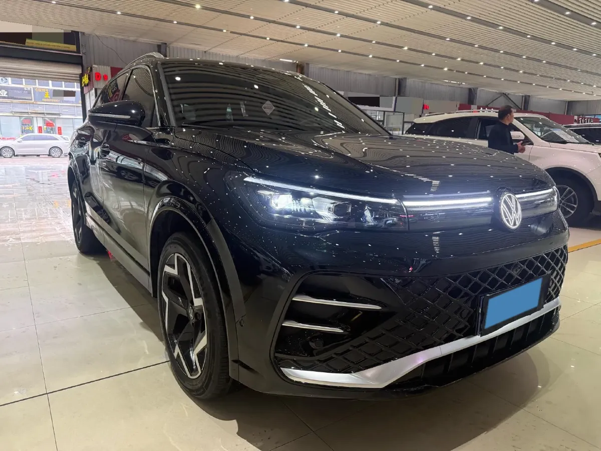 2026 Volkswagen Tiguan L 2.0T 220HP L4 7DCT,autocango,china used car exporter,china ev exporter,chinese used car exporter,chinese used ev exporter