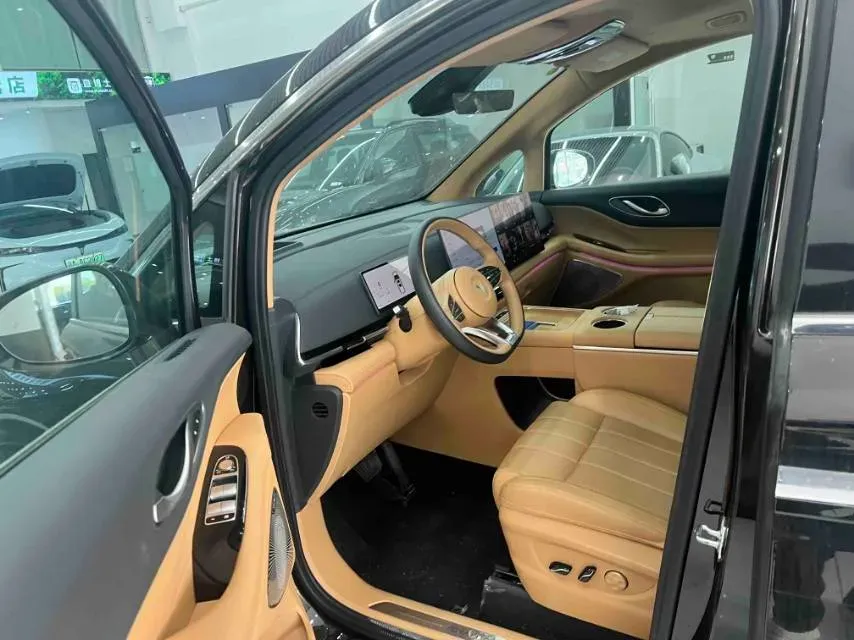 2025 Voyah Dream 1.5T 150HP L4 PHEV 41.7KWH,autocango,china used car exporter,china ev exporter,chinese used car exporter,chinese used ev exporter