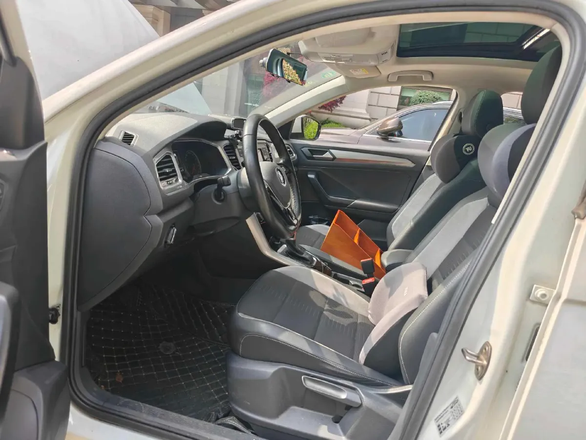 2020 Volkswagen T-Roc 1.4T 131HP L4 7DCT,autocango,china used car exporter,china ev exporter,chinese used car exporter,chinese used ev exporter