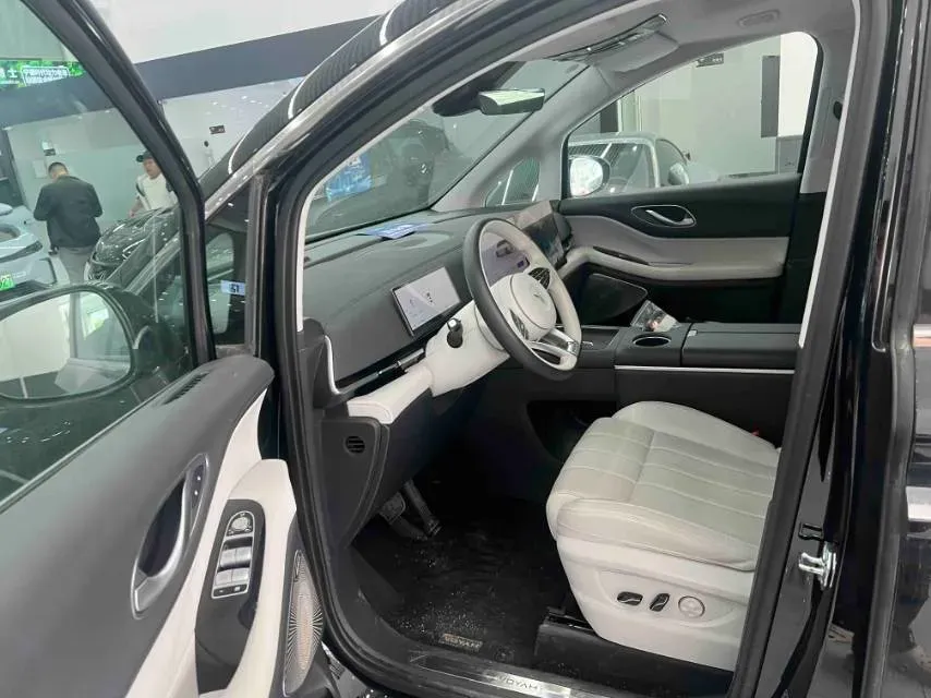 2025 Voyah Dream 1.5T 150HP L4 PHEV 41.7KWH,autocango,china used car exporter,china ev exporter,chinese used car exporter,chinese used ev exporter