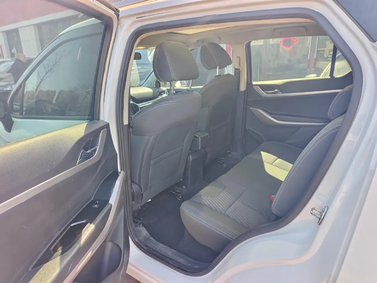 2017 HaiMa S5 Young Edition 1.6L 122HP L4 5MT,autocango,china used car exporter,china ev exporter,chinese used car exporter,chinese used ev exporter