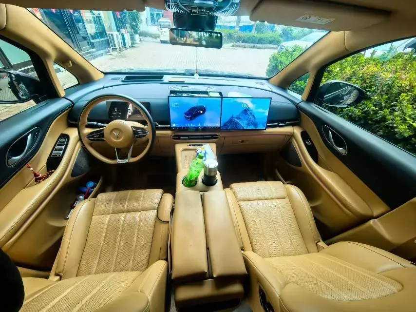 2025 Voyah Dream 1.5T 150HP L4 PHEV 41.7KWH,autocango,china used car exporter,china ev exporter,chinese used car exporter,chinese used ev exporter