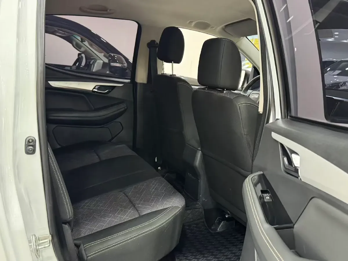 2022 Isuzu RE-MAX Jim 2.4T 211HP L4 5MT,autocango,china used car exporter,china ev exporter,chinese used car exporter,chinese used ev exporter