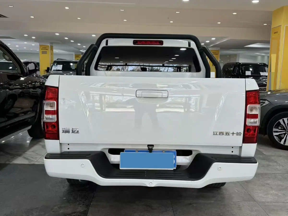 2022 Isuzu RE-MAX Jim 2.4T 211HP L4 5MT,autocango,china used car exporter,china ev exporter,chinese used car exporter,chinese used ev exporter