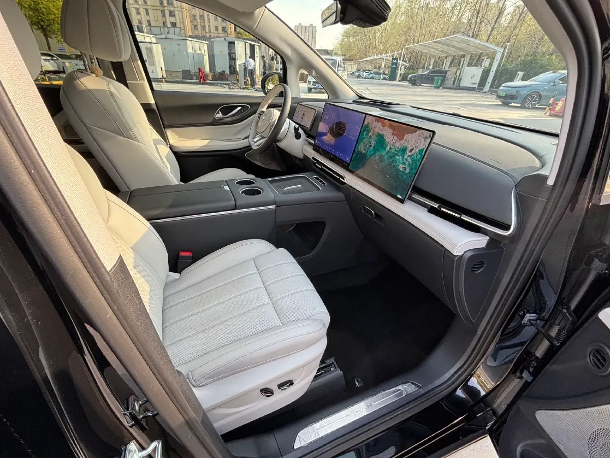 2025 Voyah Dream 1.5T 150HP L4 PHEV 41.7KWH,autocango,china used car exporter,china ev exporter,chinese used car exporter,chinese used ev exporter