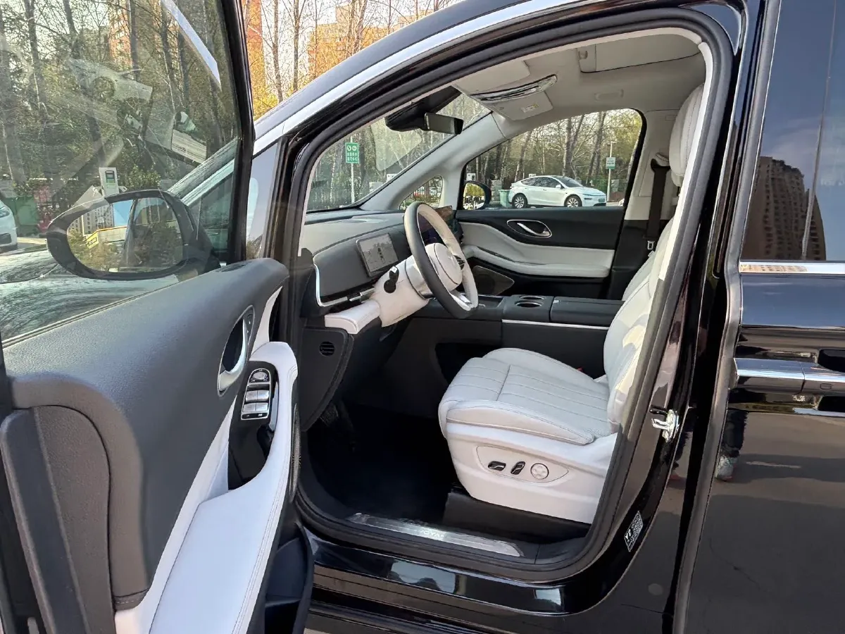 2025 Voyah Dream 1.5T 150HP L4 PHEV 41.7KWH,autocango,china used car exporter,china ev exporter,chinese used car exporter,chinese used ev exporter