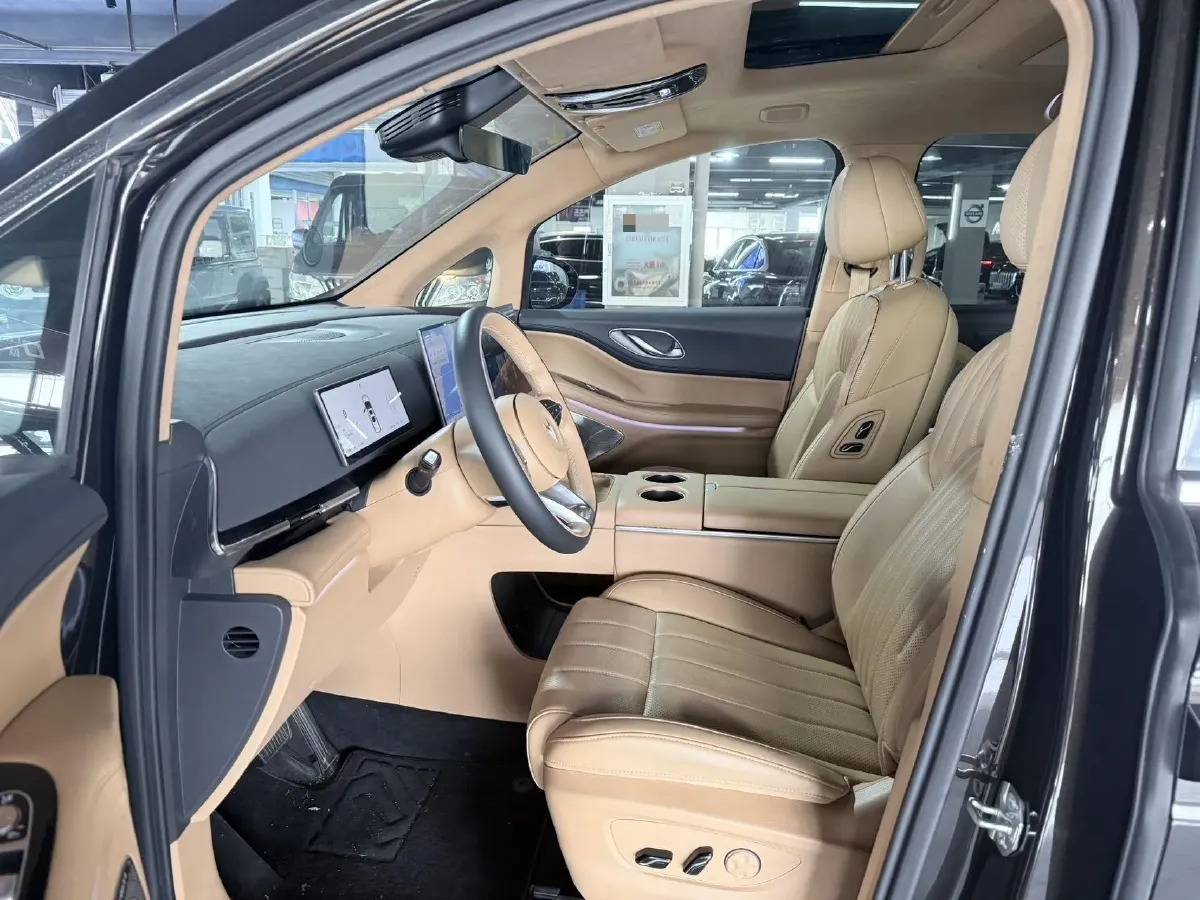 2025 Voyah Dream 1.5T 150HP L4 PHEV 41.7KWH,autocango,china used car exporter,china ev exporter,chinese used car exporter,chinese used ev exporter