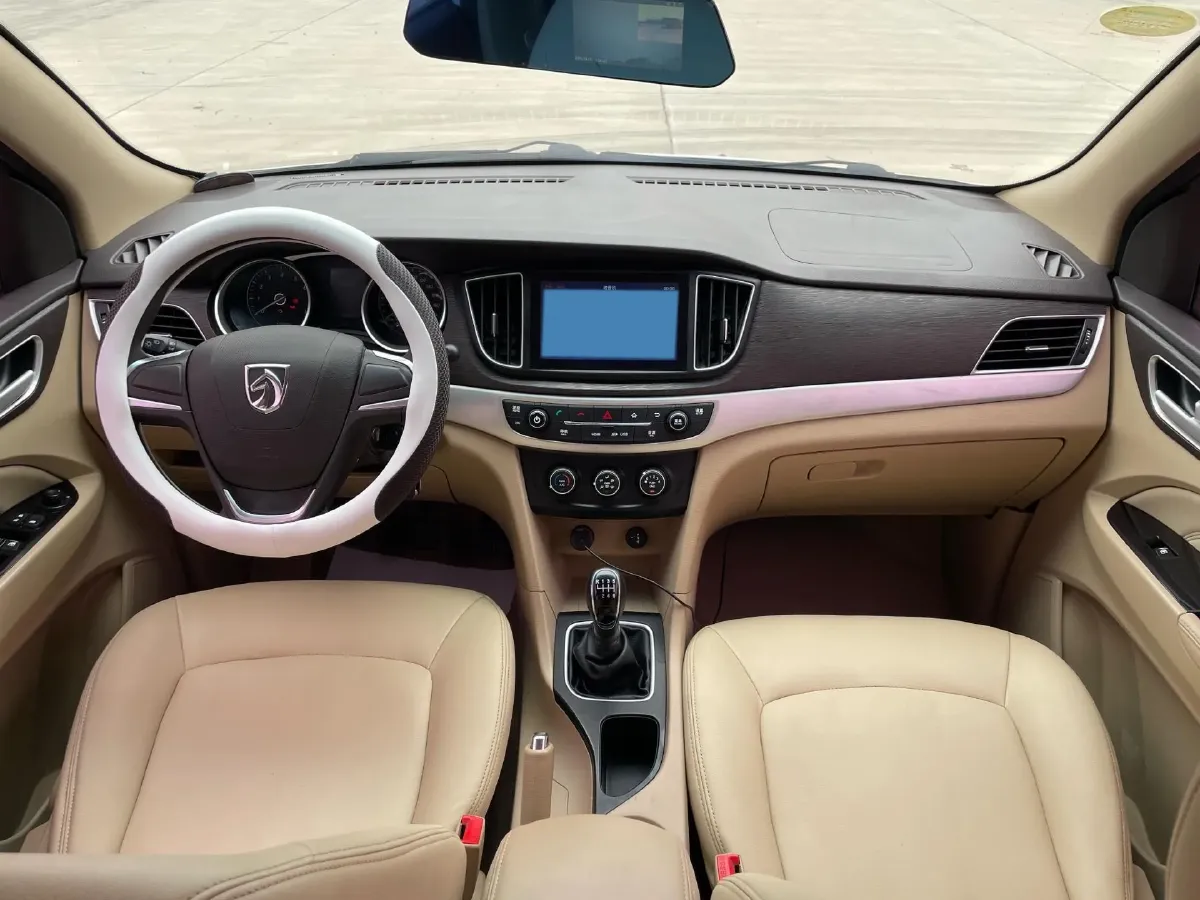 2019 BaoJun 730 1.5L 105HP L4 6MT,autocango,china used car exporter,china ev exporter,chinese used car exporter,chinese used ev exporter