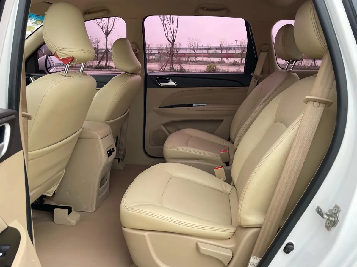 2019 BaoJun 730 1.5L 105HP L4 6MT,autocango,china used car exporter,china ev exporter,chinese used car exporter,chinese used ev exporter