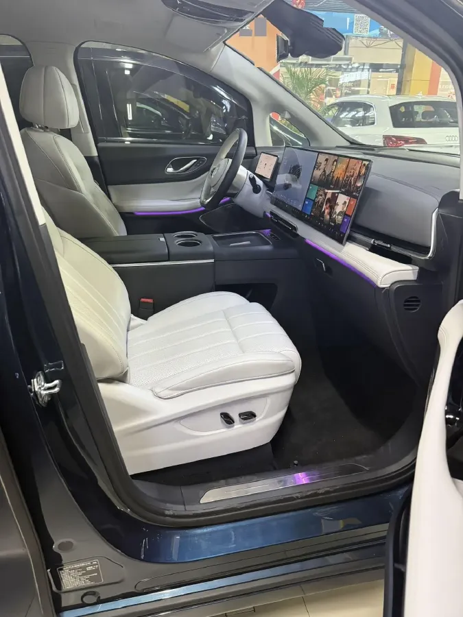 2025 Voyah Dream 1.5T 150HP L4 PHEV 41.7KWH,autocango,china used car exporter,china ev exporter,chinese used car exporter,chinese used ev exporter