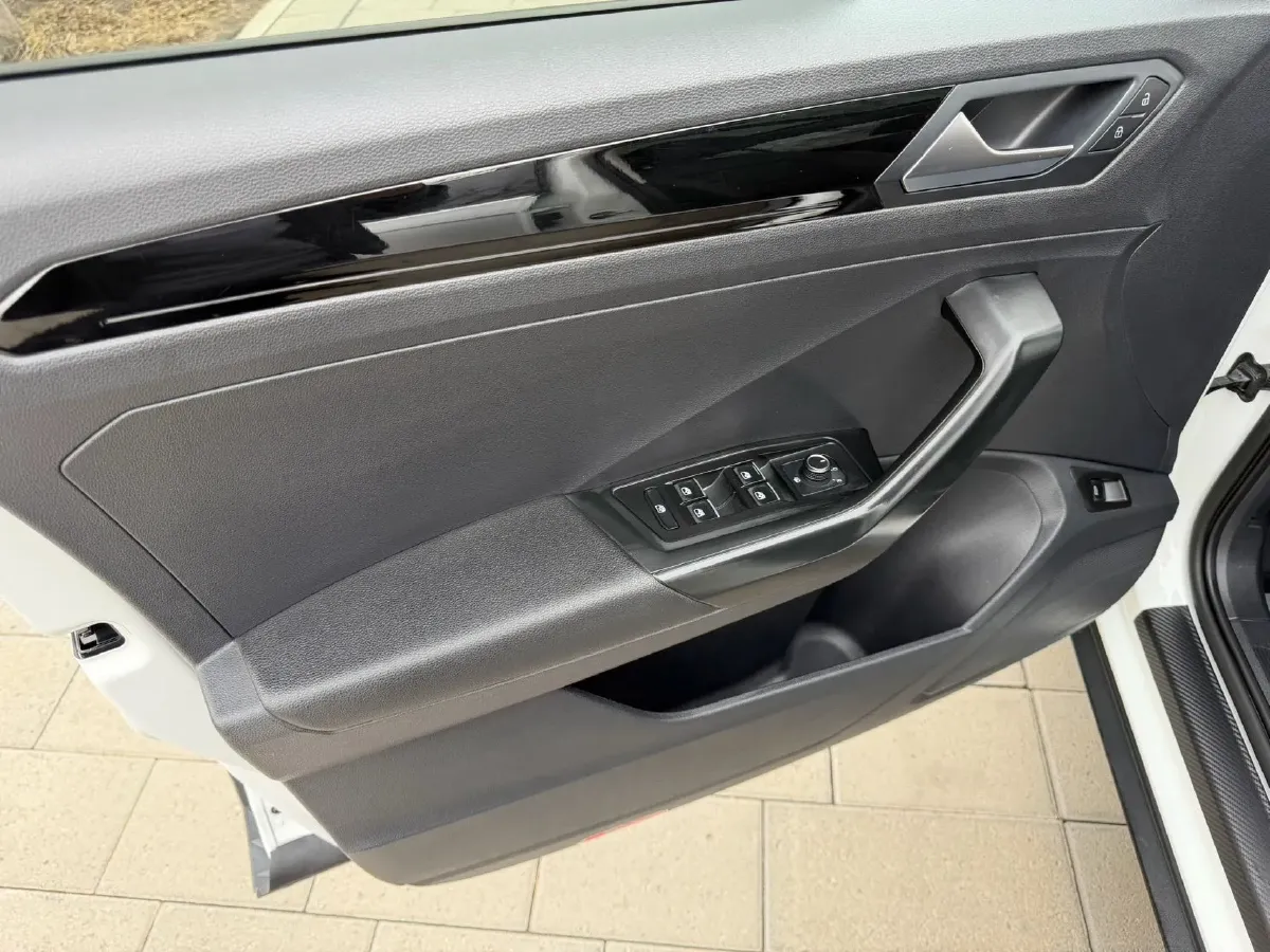 2022 Volkswagen T-Roc 1.4T 150HP L4 7DCT,autocango,china used car exporter,china ev exporter,chinese used car exporter,chinese used ev exporter