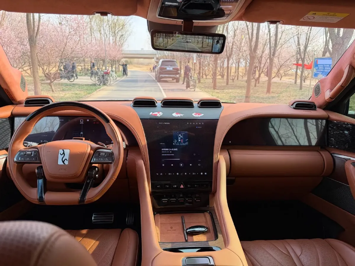 2023 YangWang U8 2.0T 272HP L4 REEV 49.05KWH,autocango,china used car exporter,china ev exporter,chinese used car exporter,chinese used ev exporter