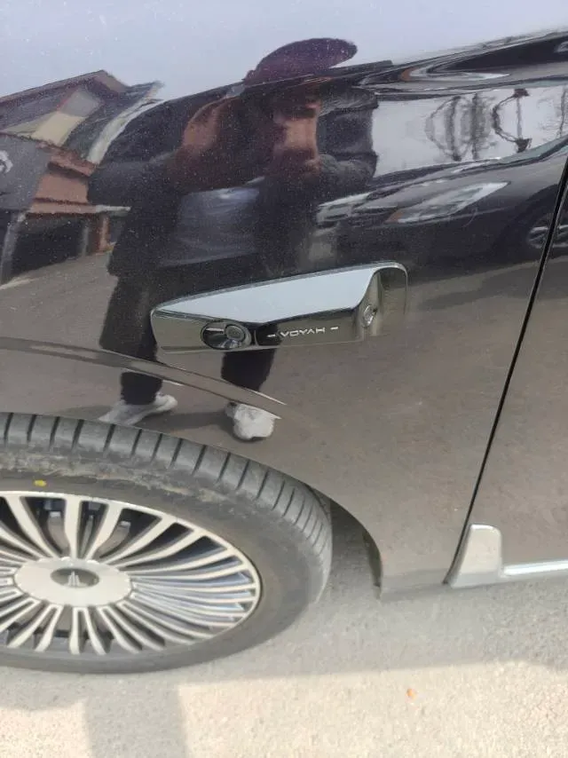 2025 Voyah Dream 1.5T 150HP L4 PHEV 41.7KWH,autocango,china used car exporter,china ev exporter,chinese used car exporter,chinese used ev exporter