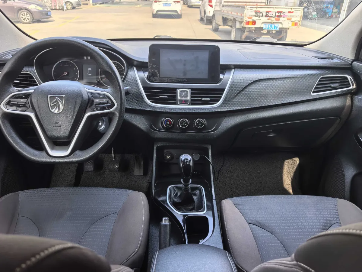 2019 BaoJun 730 1.5L 105HP L4 6MT,autocango,china used car exporter,china ev exporter,chinese used car exporter,chinese used ev exporter