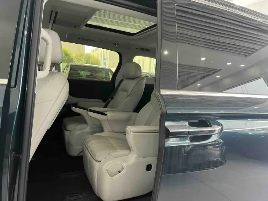 2025 Voyah Dream 1.5T 150HP L4 PHEV 41.7KWH,autocango,china used car exporter,china ev exporter,chinese used car exporter,chinese used ev exporter