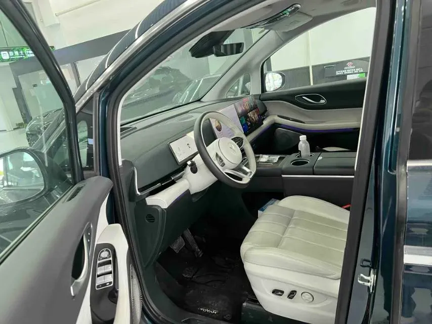 2025 Voyah Dream 1.5T 150HP L4 PHEV 41.7KWH,autocango,china used car exporter,china ev exporter,chinese used car exporter,chinese used ev exporter