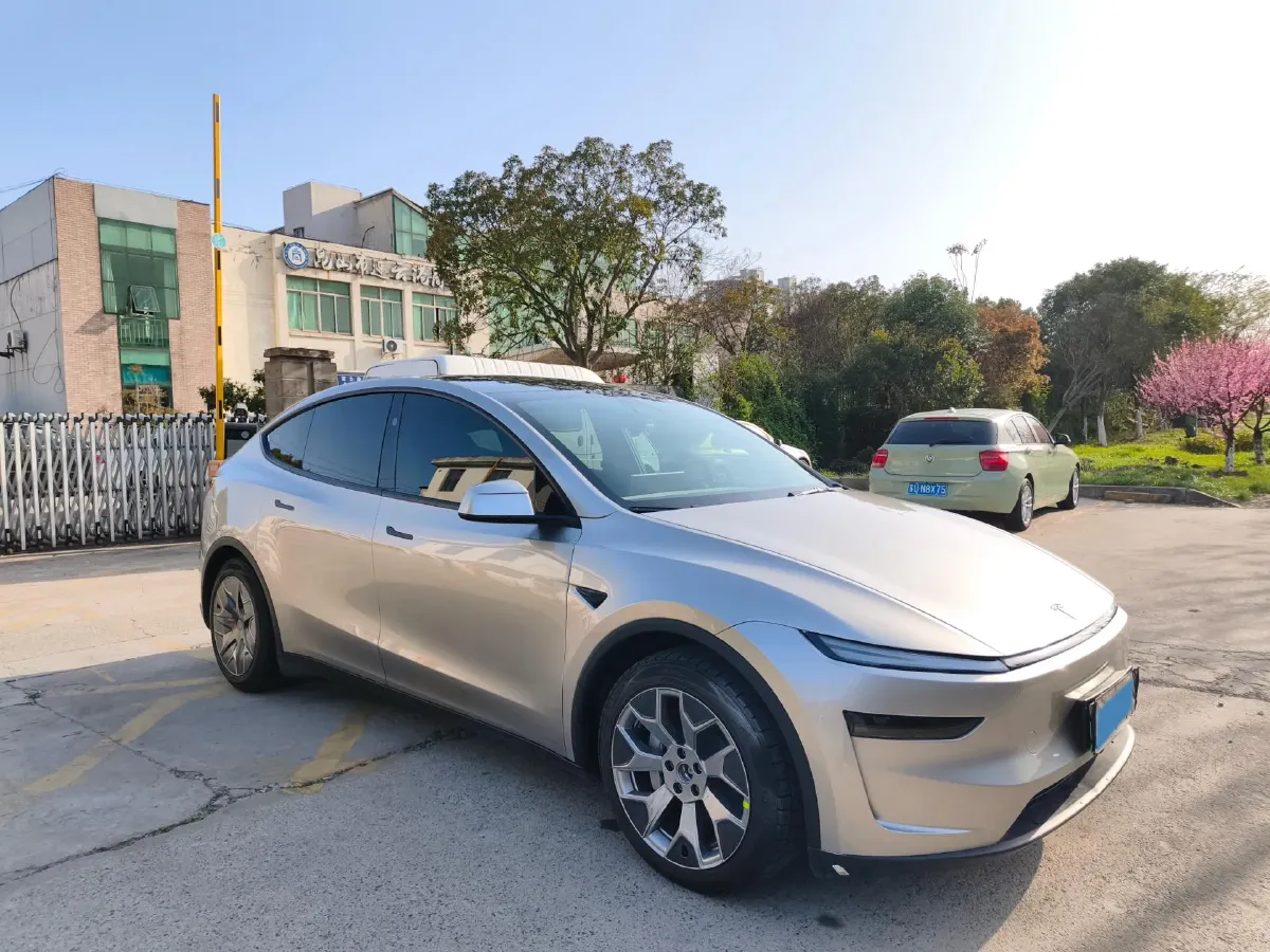 2025 Tesla Model Y L BEV,autocango,china used car exporter,china ev exporter,chinese used car exporter,chinese used ev exporter