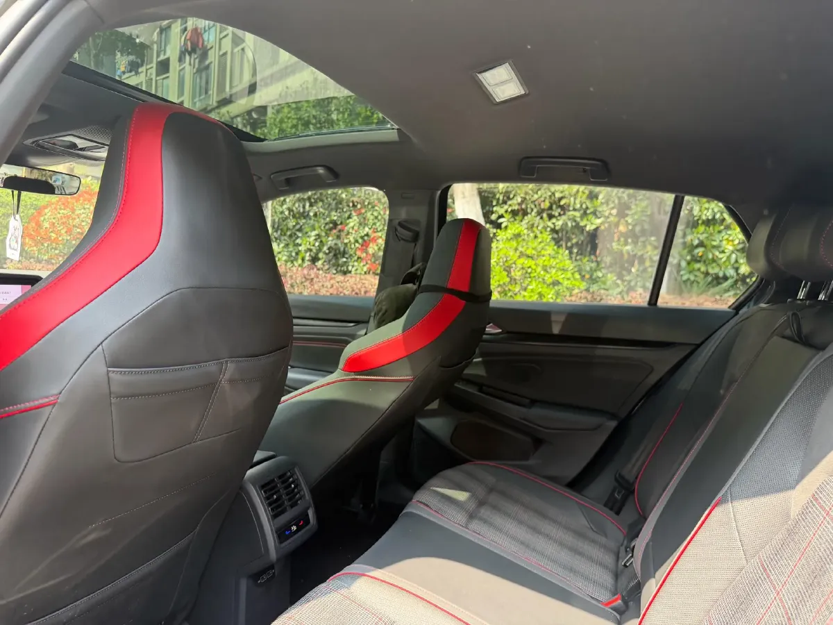 2021 Volkswagen GolfGTI 2.0T 220HP L4 7DCT,autocango,china used car exporter,china ev exporter,chinese used car exporter,chinese used ev exporter